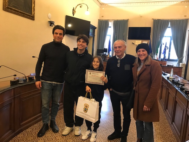 El alcalde Massimo Medri se reunió con Alessandro Gaeta, seleccionado para el «Mundial Barça Academia 2023»